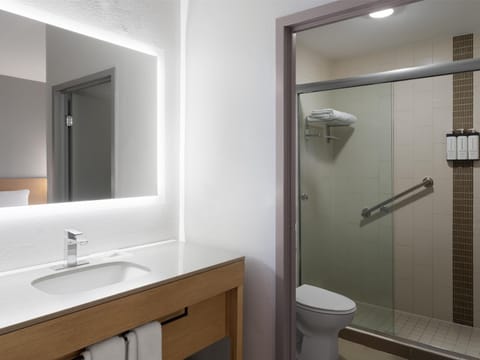 Combined shower/tub, designer toiletries, hair dryer, towels