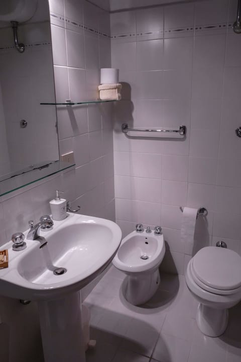 Shower, rainfall showerhead, free toiletries, hair dryer