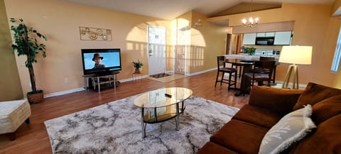 Spacious living room / dining / kitchen