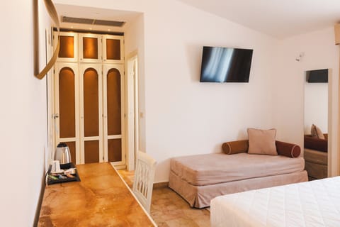 Superior Double Room | Minibar, in-room safe, desk, cribs (free)