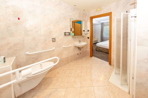 Standard Quadruple Room | Bathroom | Shower, rainfall showerhead, hair dryer, slippers