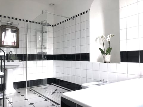 Deluxe Double or Twin Room, Garden View | Bathroom | Shower, free toiletries, hair dryer, towels