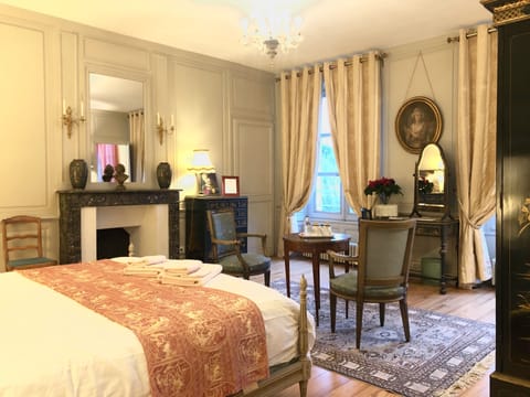 Deluxe Double Room, 1 King Bed, Private Bathroom, Park View | Individually decorated, individually furnished, blackout drapes