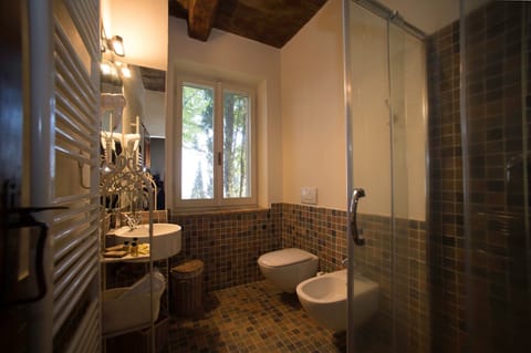 Standard Double or Twin Room | Bathroom | Free toiletries, hair dryer, bathrobes, slippers