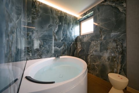 Luxury Suite, Hot Tub | Frette Italian sheets, premium bedding, down comforters, minibar