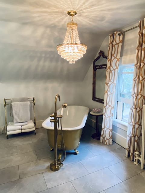 King George VI, 1 King Bed, Non Smoking | Bathroom | Designer toiletries, hair dryer, bathrobes, towels