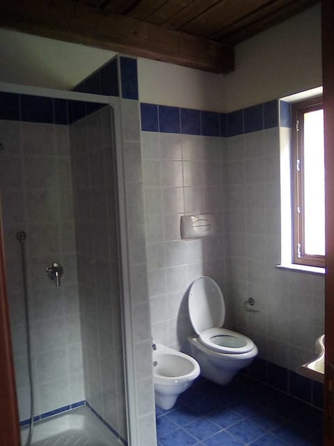 Shower, rainfall showerhead, free toiletries, hair dryer