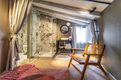 Deluxe Double Room with External Access | Bathroom | Free toiletries, hair dryer, towels