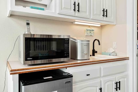 Kitchenette on 2nd floor - Ice maker, mircrowave, mini-fridge