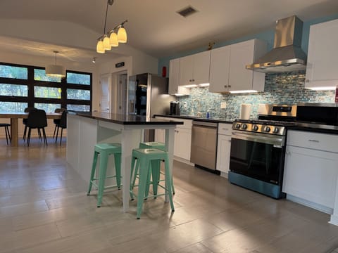 Modern rand new and fully updated kitchen