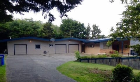 Welcome to private ocean view lodge on 1.3 acres!