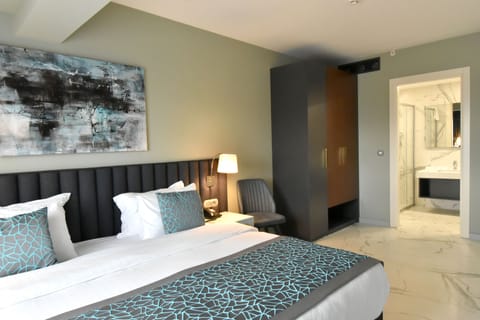 Family Suite, 1 King Bed, Non Smoking, City View | Egyptian cotton sheets, premium bedding, down comforters, minibar