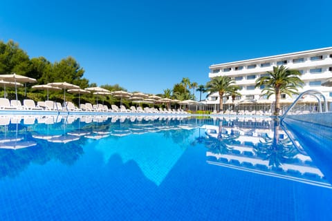 Outdoor pool, open 10 AM to 6 PM, pool umbrellas, sun loungers