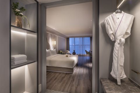 Deluxe Room, 1 King Bed | Down comforters, minibar, in-room safe, desk