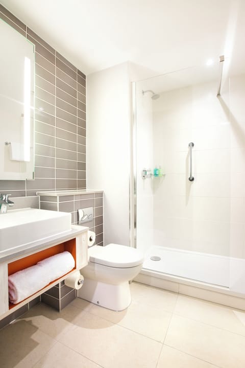 Combined shower/tub, free toiletries, hair dryer, towels