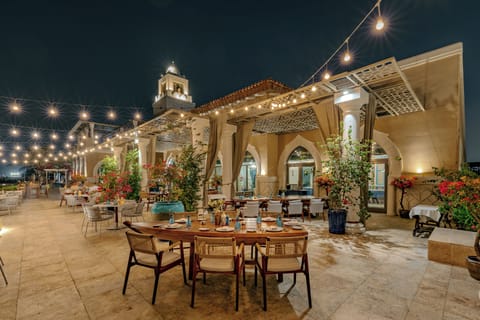 6 restaurants, breakfast, lunch, dinner served; international cuisine