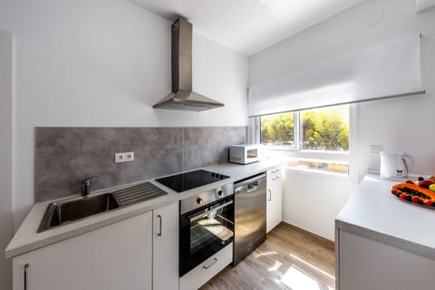 Penthouse | Private kitchen | Full-size fridge, microwave, oven, stovetop