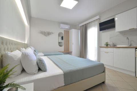 Panoramic Studio, Balcony | Individually decorated, individually furnished, blackout drapes