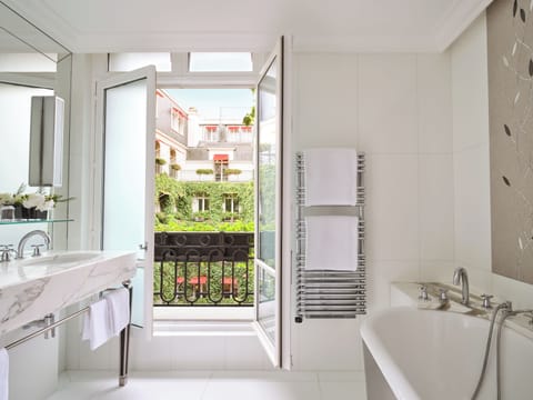 Junior Suite | Bathroom | Eco-friendly toiletries, bathrobes, towels