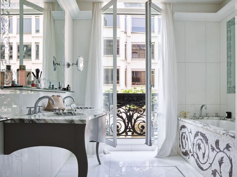 Suite Eiffel Haute Couture | Bathroom | Eco-friendly toiletries, bathrobes, towels