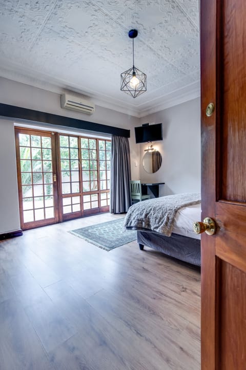Executive Room, 1 Queen Bed | In-room safe, blackout drapes, iron/ironing board (on request)