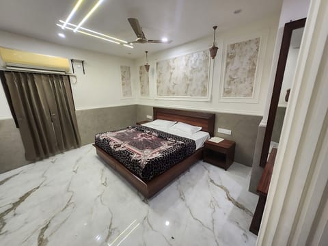 Executive Double Room, 1 King Bed, Smoking | Desk, laptop workspace, free WiFi