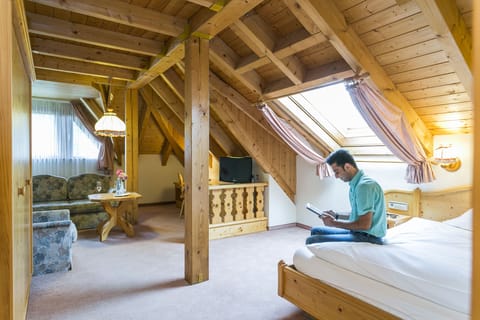 Superior Single Room | Living area | 70-cm flat-screen TV with satellite channels, TV