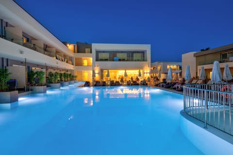 4 outdoor pools, open 9:00 AM to 7:00 PM, pool umbrellas, sun loungers