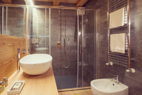 Superior Chalet | Bathroom | Shower, free toiletries, hair dryer, bidet