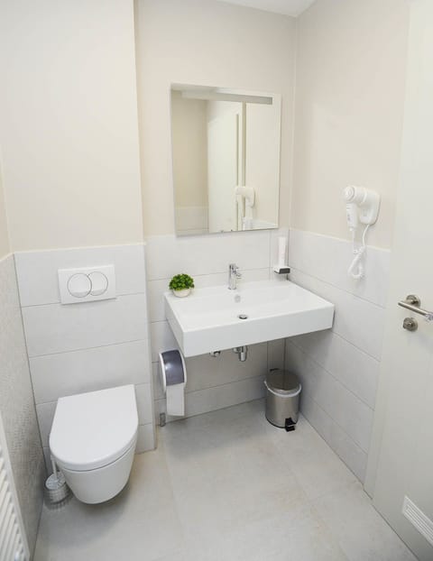 Shower, rainfall showerhead, free toiletries, hair dryer