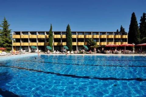 2 outdoor pools, sun loungers