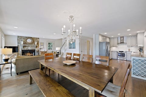 Open floor plan between the casual dining area and the kitchen.