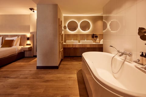 Junior Suite | Bathroom | Free toiletries, hair dryer, towels