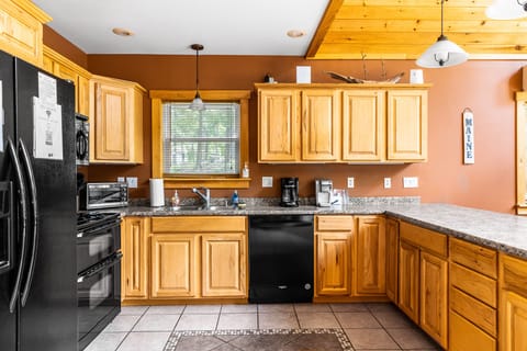 Fully equipped kitchen: all pots and pans provided, dishes provided, both regular coffee maker and Keurig.