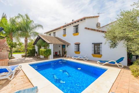 Enjoy the pool of this house with fireplace in Alhaurín el Grande