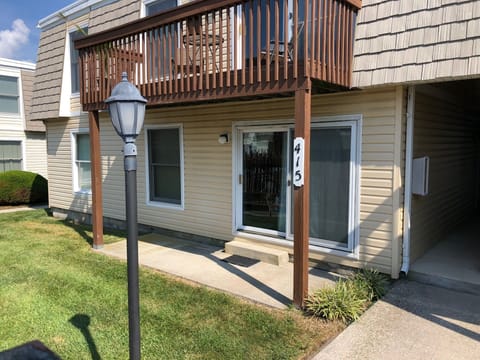 Welcome to our beach get-away! Located in a courtyard, the condo faces the pool.