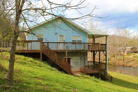 Lower unit of duplex, easy access, on the river, near waterfalls!