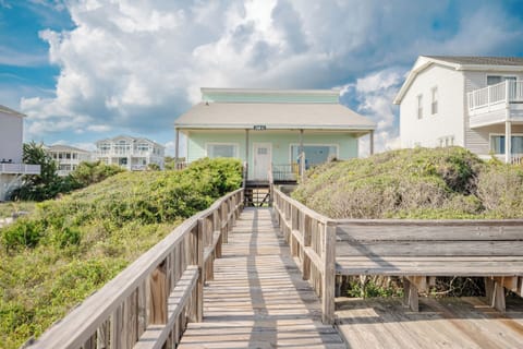 Walkway / Exterior - Oceanfront