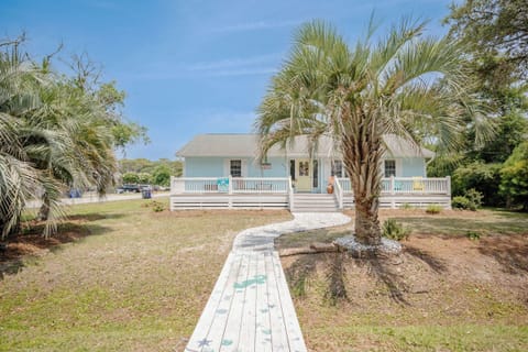 Exterior - Front / Pathway Leads To Beach Access Located Just Down The Street