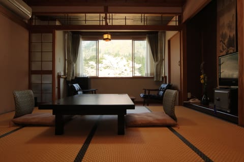 Japanese Style Room | Minibar, in-room safe, desk, soundproofing