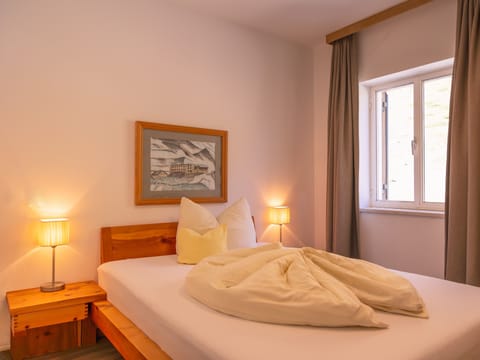 Single Room | In-room safe, desk, blackout drapes, bed sheets