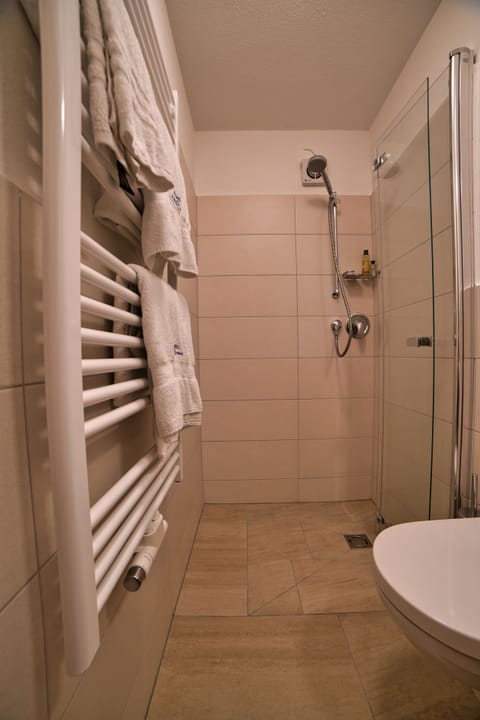 Single Room | Bathroom | Free toiletries, hair dryer, bathrobes, towels