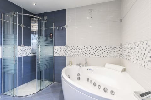 Deluxe Double Room, Hot Tub | Bathroom | Free toiletries, hair dryer, bathrobes, slippers