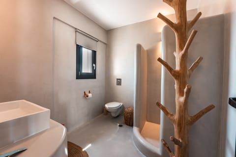 Junior Double Room, Sea View | Bathroom | Shower, free toiletries, hair dryer, towels