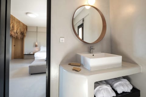 Superior Horizon Suite | Bathroom | Shower, free toiletries, hair dryer, towels