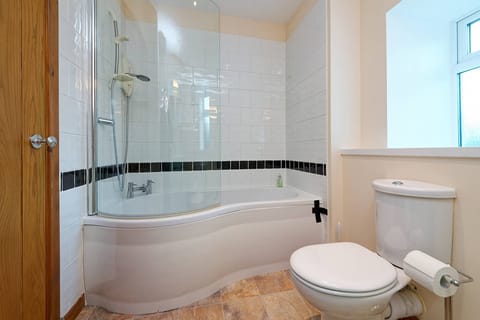 Twin Room | Bathroom | Combined shower/tub, free toiletries, hair dryer, towels