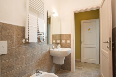 Shower, free toiletries, hair dryer, bidet