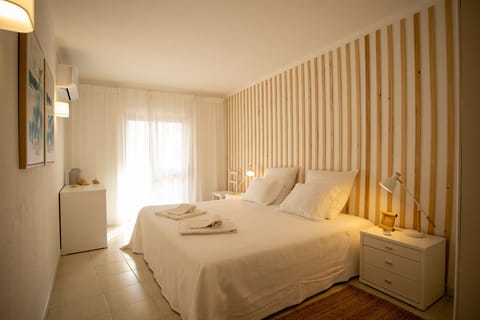 Quarto ensuite com cama King Size 2.00x2.00m e casa de banho privada
