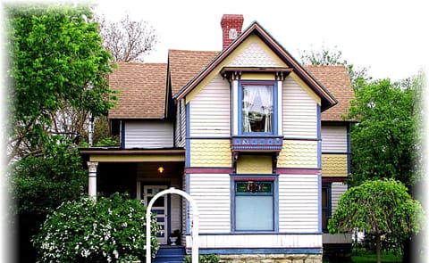 The Historic A.C. Carter House Walking Distance to River Fun!