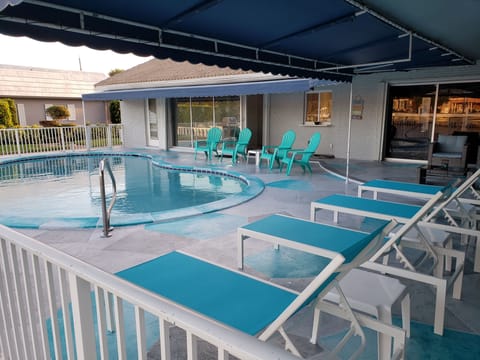 Relax on your vacation in the shade 😎 or in the sun 🌞 